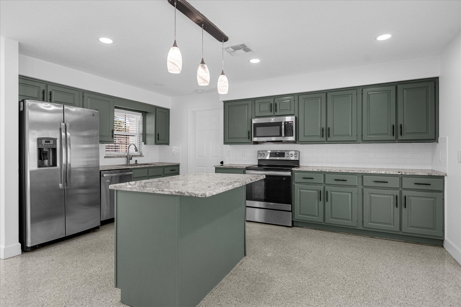 Building Photo - 641 Sherwood Dr