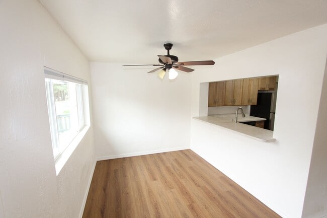 Building Photo - 4 bedroom Sunnyside Home