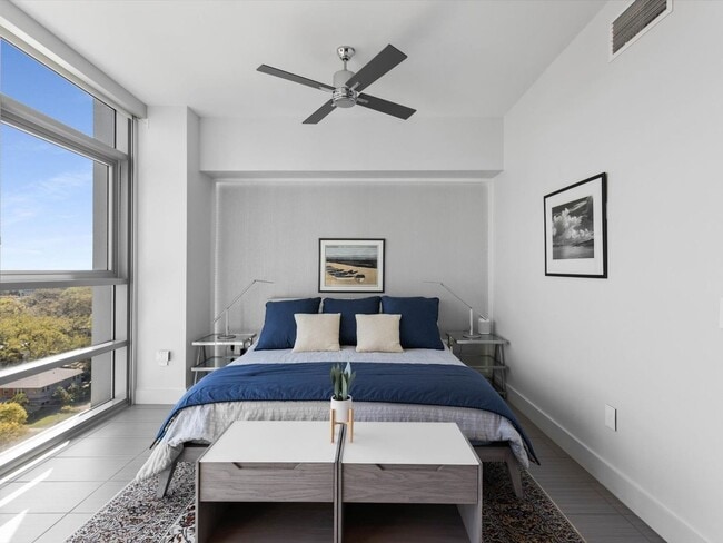 Building Photo - Large Corner Unit at STAR TOWER!