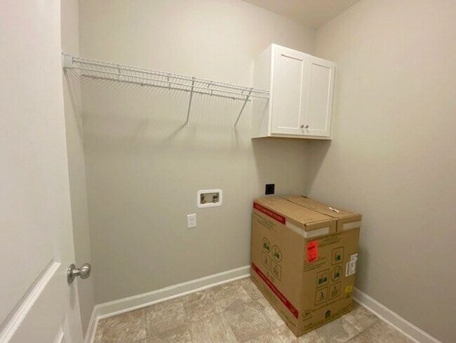 Building Photo - SPACIOUS 4 Bedroom | 2.5 Bathroom in Stone...
