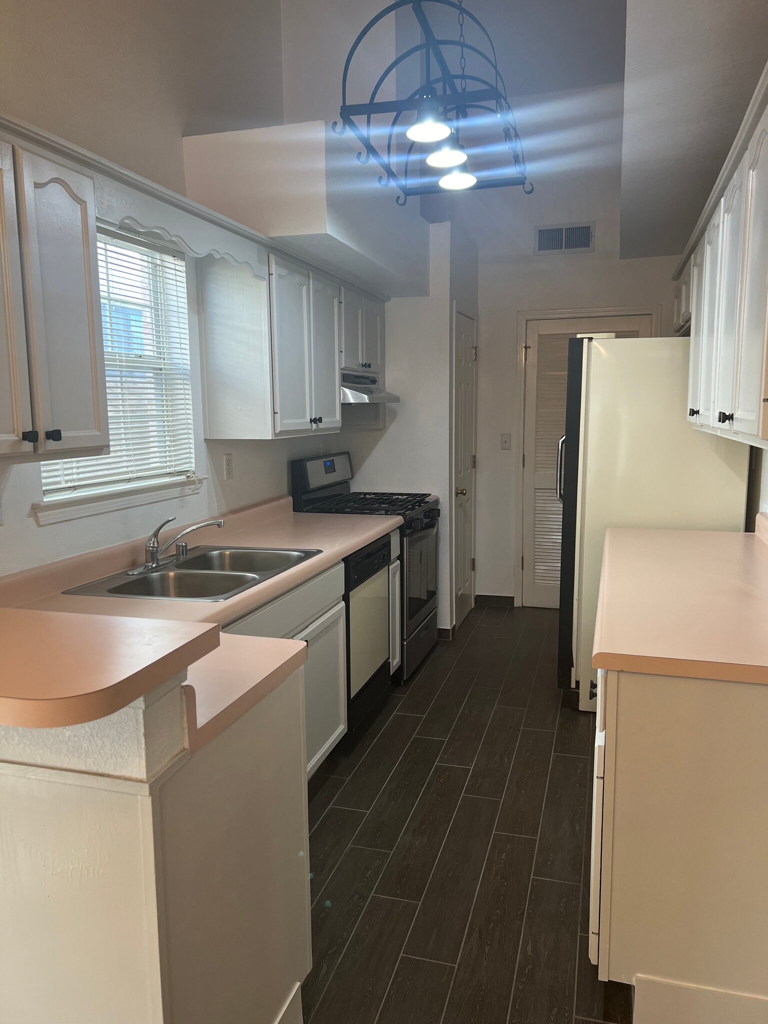 Building Photo - 7115 Oval Rock Dr