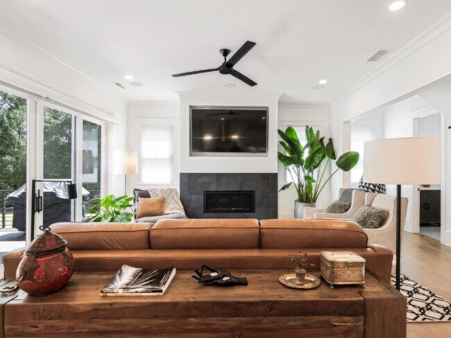 Building Photo - Spacious Elegance Awaits!