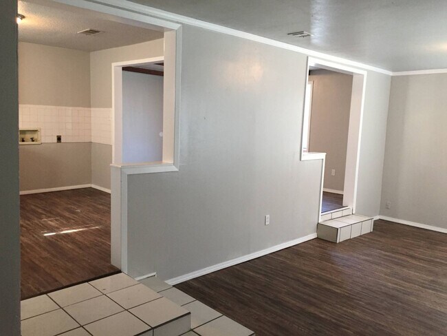 Building Photo - Adorable cottage is right in the heart of OKC!