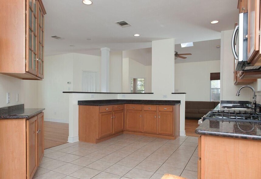 Building Photo - 707 W 35th St