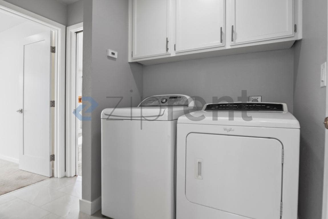 Building Photo - 1554 Gilbert Pl