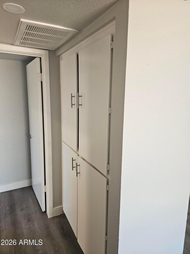 Building Photo - 1325 E Vista Ave