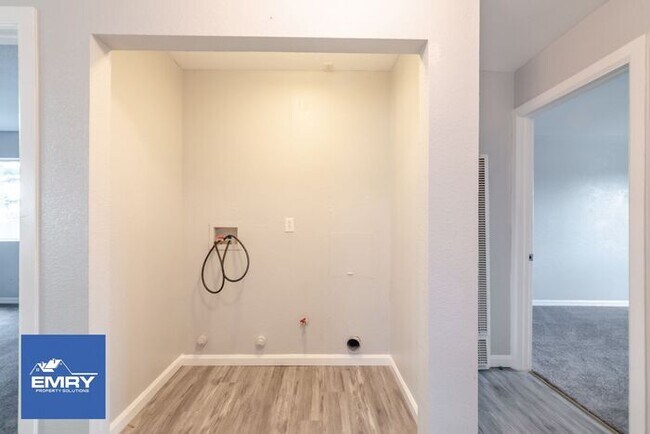 Building Photo - Gated/Secure 3 bed, w/ 2 Parking Spaces, Washer/Dryer Hookups