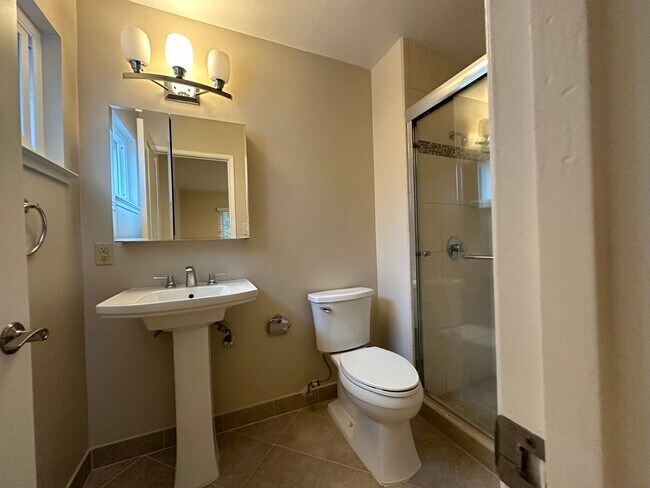 Building Photo - 3600 Crestmoor Dr