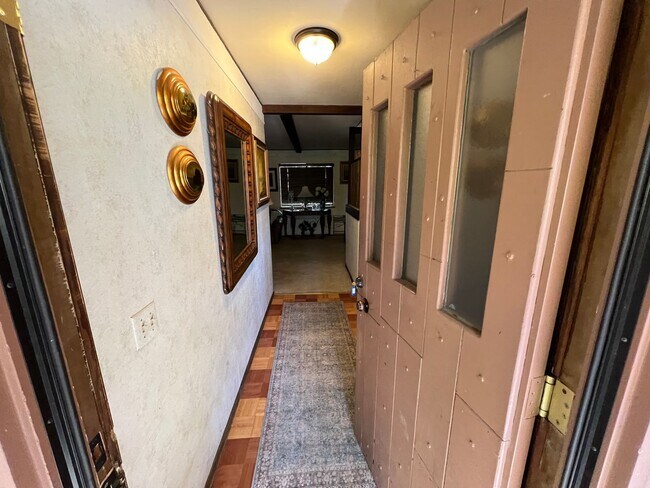Building Photo - Large furnished 4 bedroom home with 2 car ...