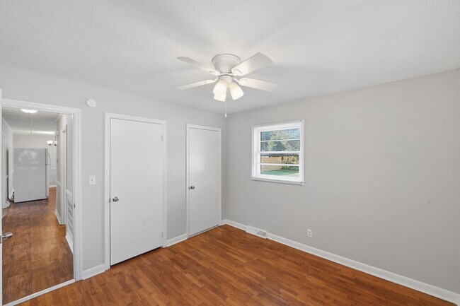 Building Photo - Beautifully Maintained 3BR Home with Hardwood Floors & Private Yard!