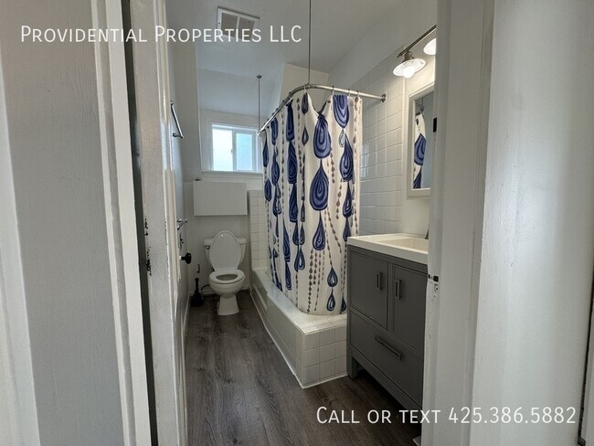 Building Photo - 424 8th Ave W