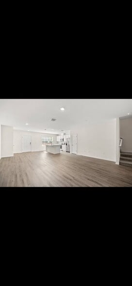 Building Photo - 2745 Flushing Dr