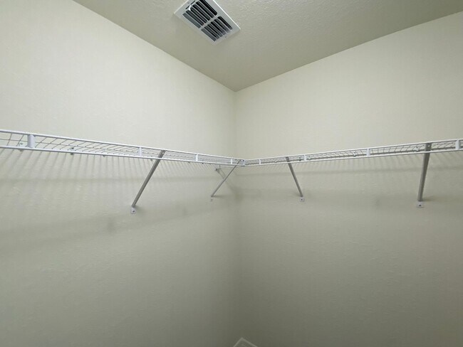 Building Photo - Custom Home - Desirable SE Ocala Neighborh...