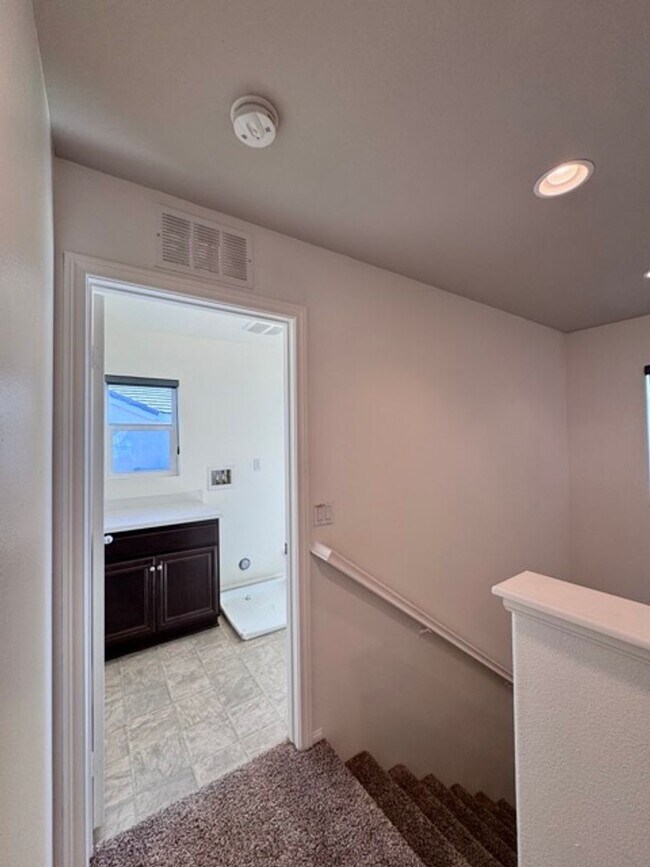Building Photo - MOVE IN SPECIAL!! Move in on or before Oct...