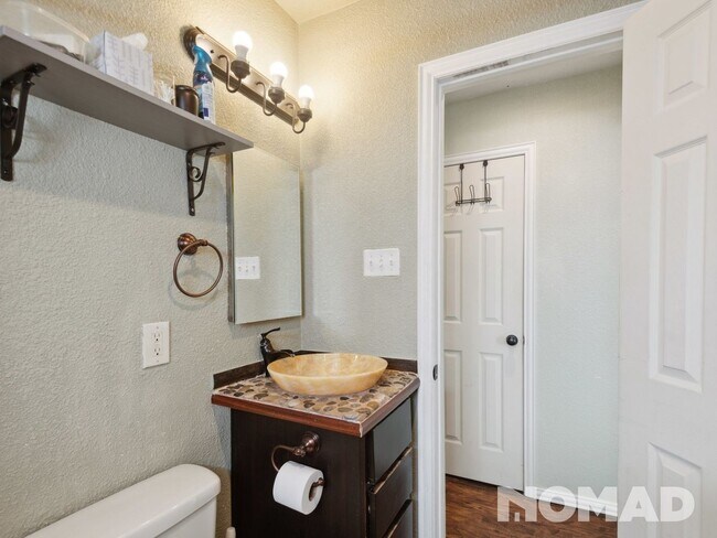 Building Photo - 1 bedroom renovated duplex