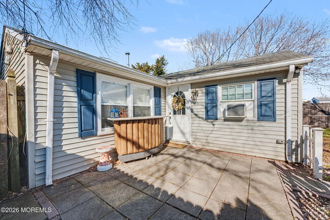 Building Photo - 1121 Bay Ave