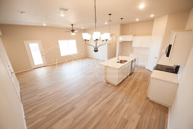 Building Photo - 3/2/2 Beautiful Townhome