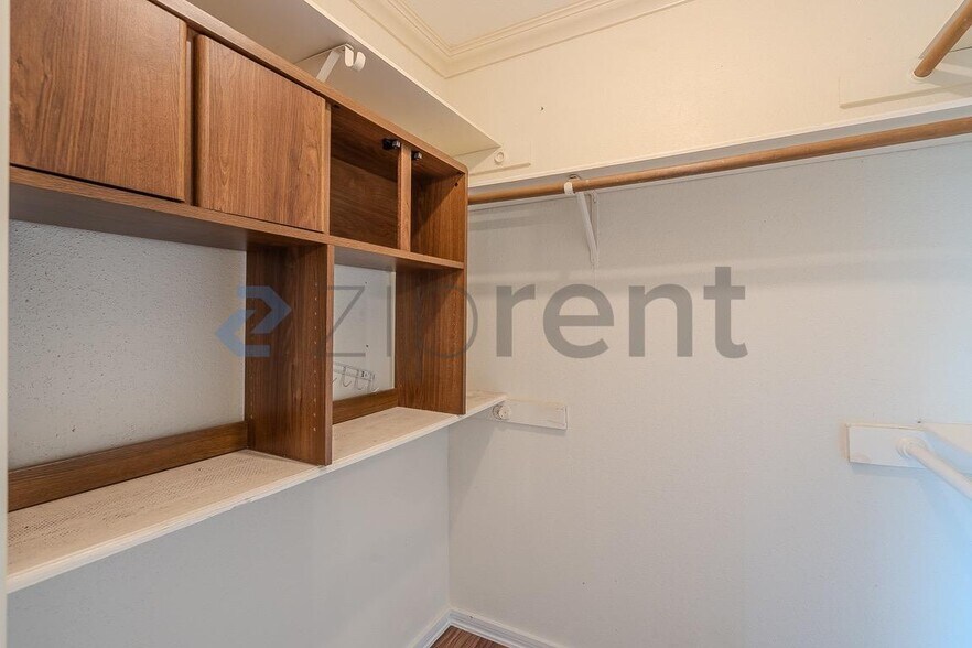 Building Photo - Unit 403