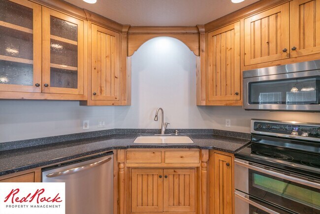 Building Photo - Spacious 3 Bedroom Single-Level Home in Bl...