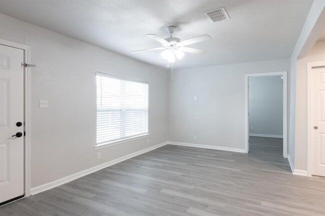 Building Photo - 1445 Hillview Ave