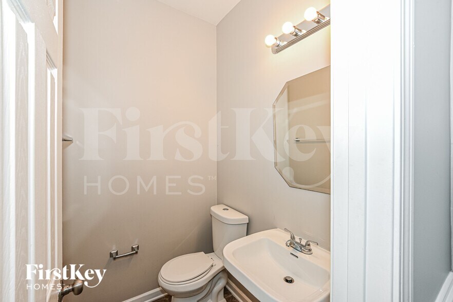 Building Photo - 6015 Forest Pond Dr