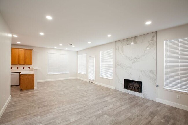 Building Photo - 9900 Presthope Dr
