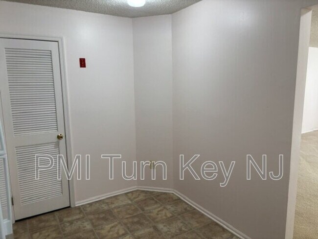 Building Photo - 133 Tulip Ln