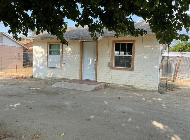 Building Photo - E. E Cleo Ave