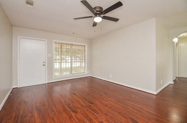 Building Photo - 10403 Royal Oaks Dr