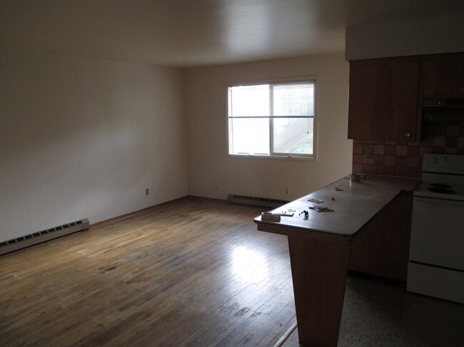 Building Photo - 725 E Indiana Apartments near Gonzaga University!