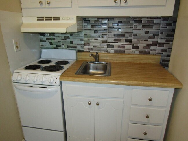 Building Photo - 2008 Hillside Dr S