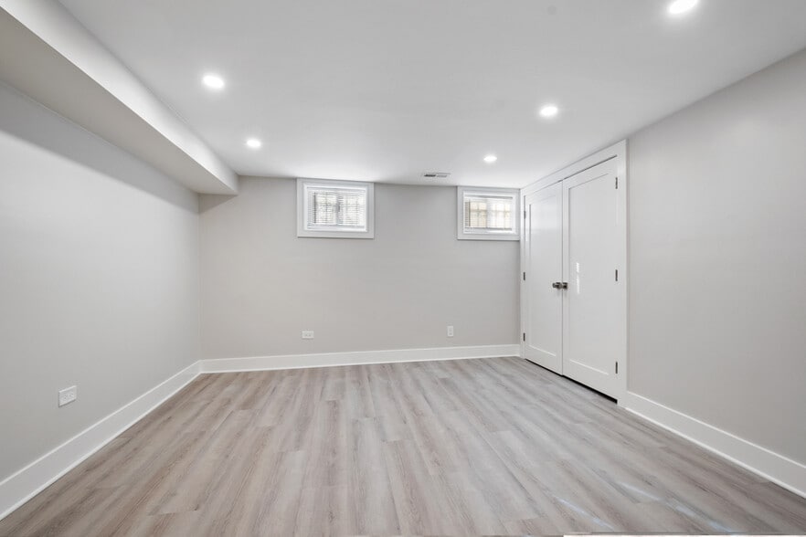 Building Photo - 2600 W Morse Ave