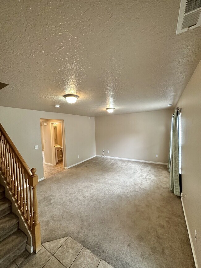 Building Photo - Townhome in prime location
