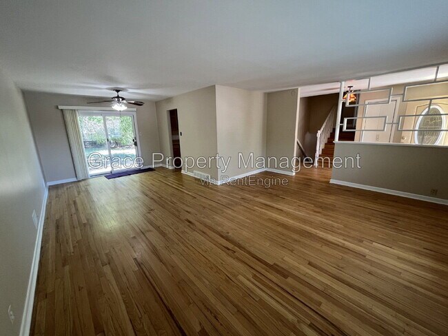 Building Photo - 10541 Livingston Dr
