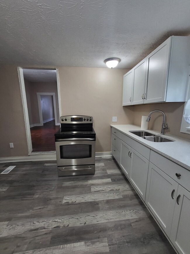 Building Photo - Cozy, clean, stove, fridge, and washer/dryer