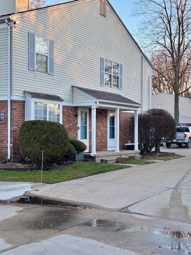 Building Photo - Beautiful 2 bedroom upper condo with 1 car garage, Harrison Township