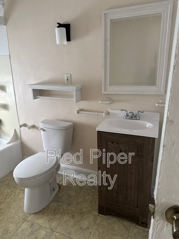 Building Photo - 742 W Homer St