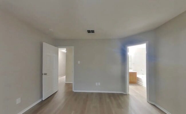 Building Photo - AVAILABLE NOW READY TO MOVE IN