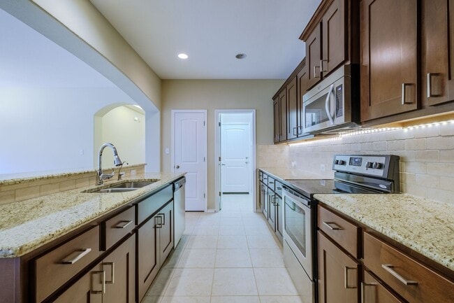 Building Photo - Beautiful & Convenient 3 Bedroom, 2 Bath H...