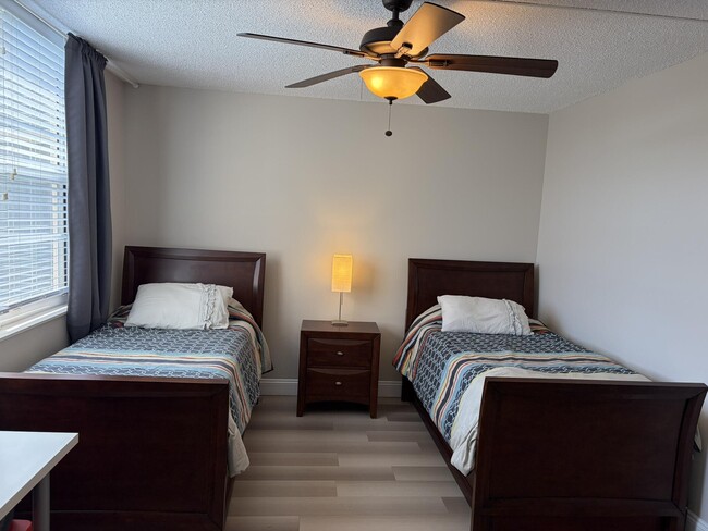 Building Photo - 4030 W Palm Aire Dr
