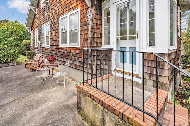 Building Photo - 489 Elton St