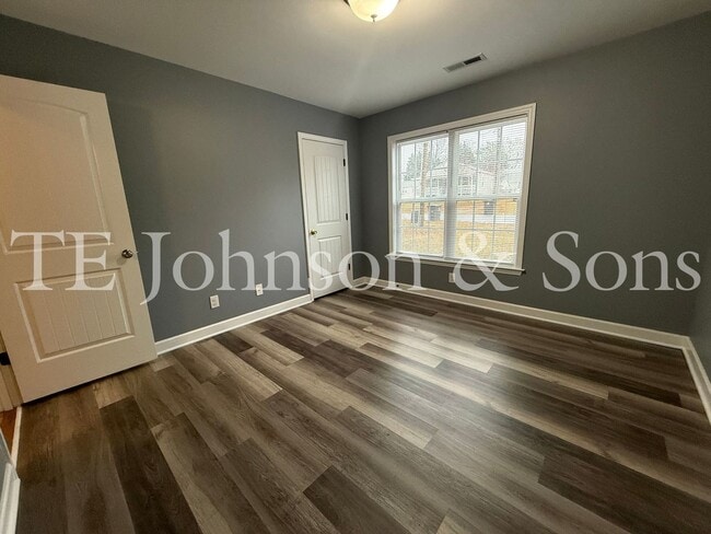 Building Photo - Charming 3 Bedroom Home with Modern Finishes on Dellwood