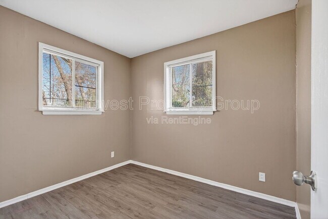 Building Photo - 8921 Higginson Ave