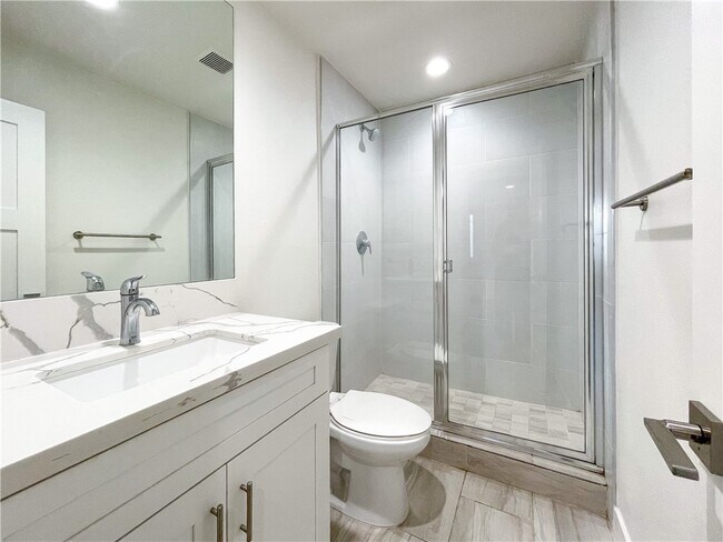 Building Photo - 206 Avenida Victoria
