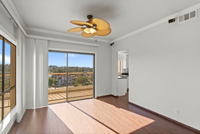 Building Photo - Stunning 2 bedroom *LAKE VIEW* condo for r...