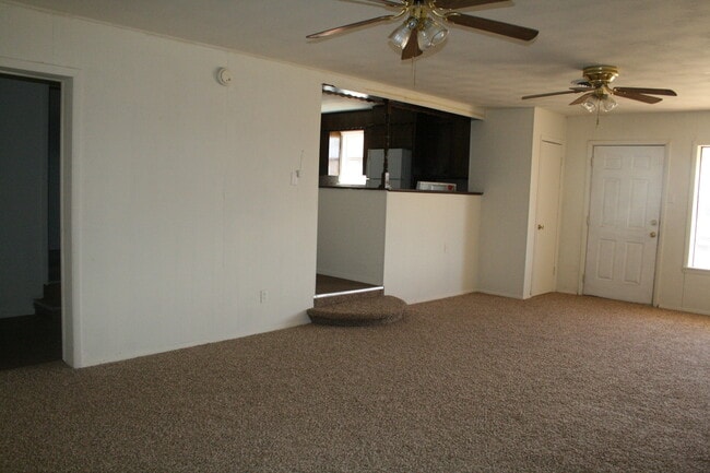 Building Photo - LARGE COUNTRY HOME NEAR ENMU