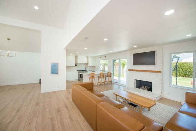 Building Photo - Remodeled South Huntington Beach Home