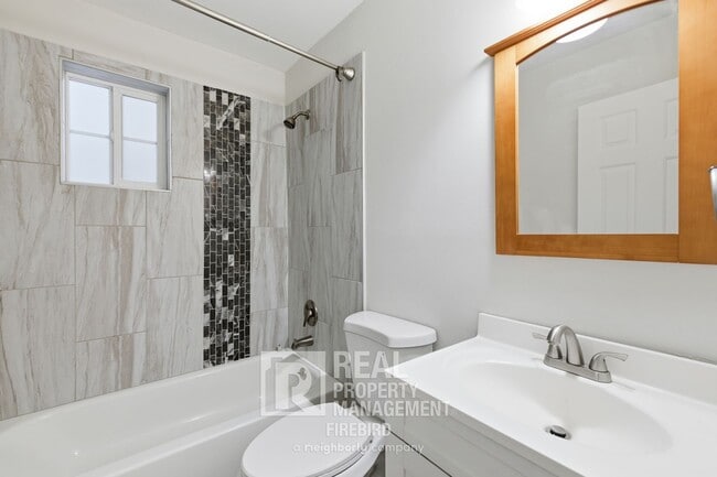 Building Photo - 1901 N 48th Pl