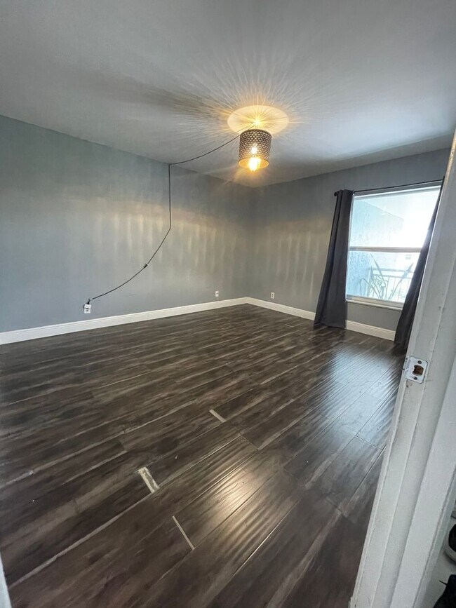 Building Photo - Charming Apartment in Fort Lauderdale