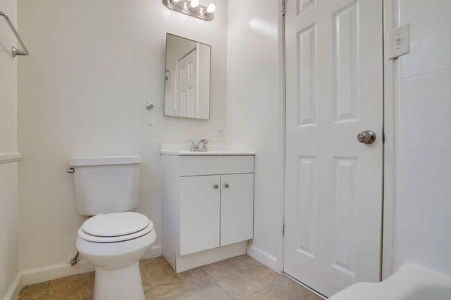 Building Photo - 4462 1/2 W 59th St-